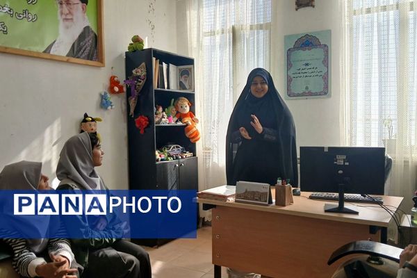 دیدار صمیمی آینده‌سازان با حافظان نظم و امنیت در کلانتری ۱۱ فیروزکوه