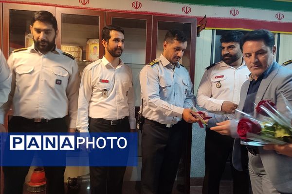 تقدیر دانش آموزان دبستان سرای دانش از قهرمانان بی ادعا در روز آتش نشانی