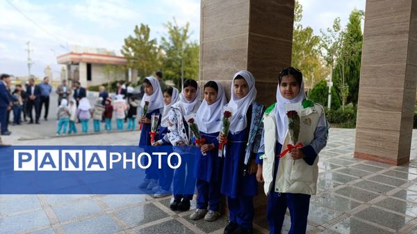 اهدای گل توسط دانش‌آموزان به پرستاران به مناسبت روز پرستار 