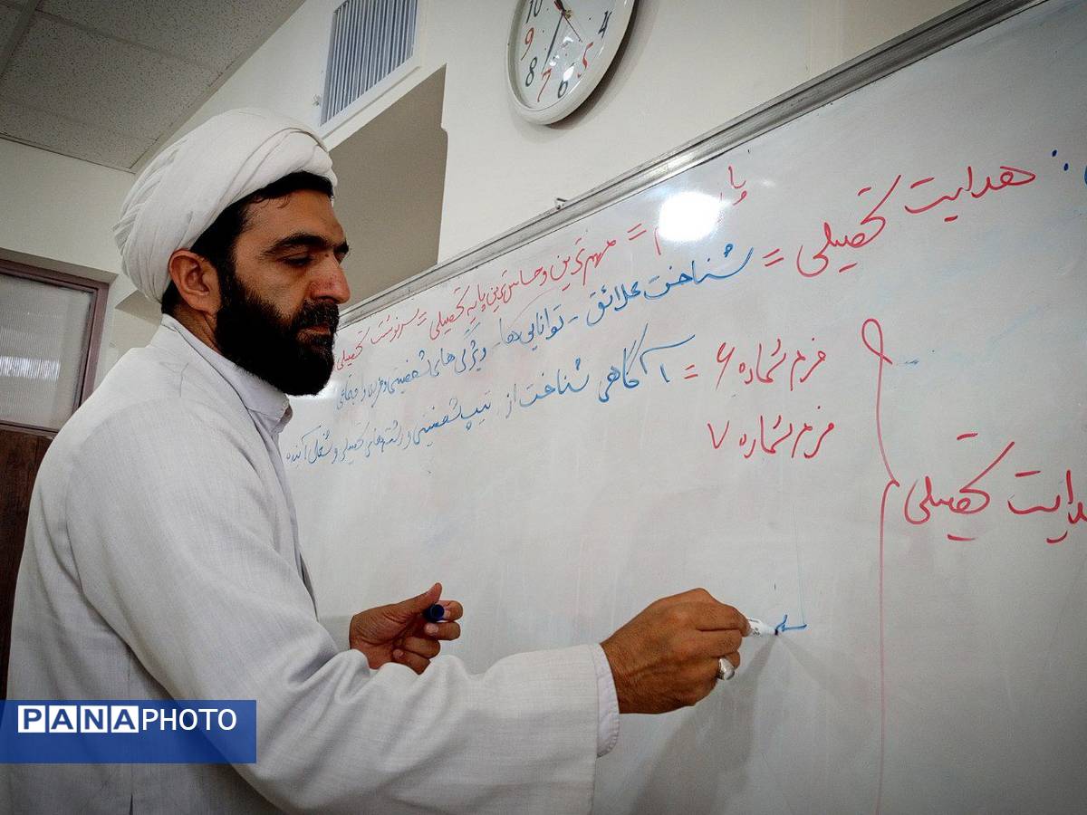 اولین جلسه هدایت تحصیلی دانش آموزان پایه نهمی دبیرستان میثاق