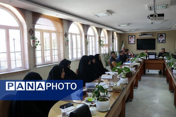 نشست هم‌اندیشی معاونت پرورشی و فرهنگی اداره‌کل آموزش و پرورش با ناحیه 4 مشهد
