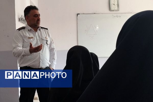 آموزش اصول اولیه آتش‌نشانی در مدرسه زکیه صباشهر
