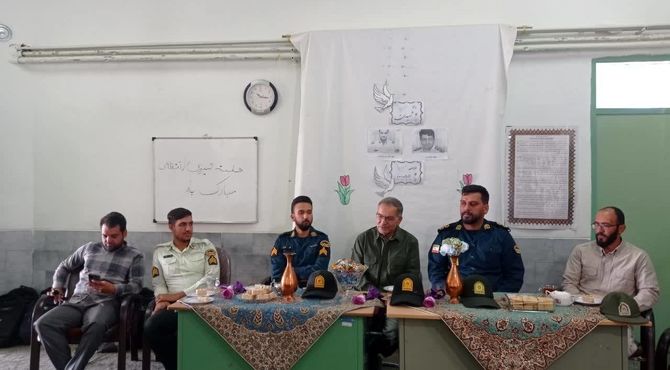 حضور گرم پاسبانان امنیت در کنار دانش‌آموزان مدرسه فاطمه پاپلی