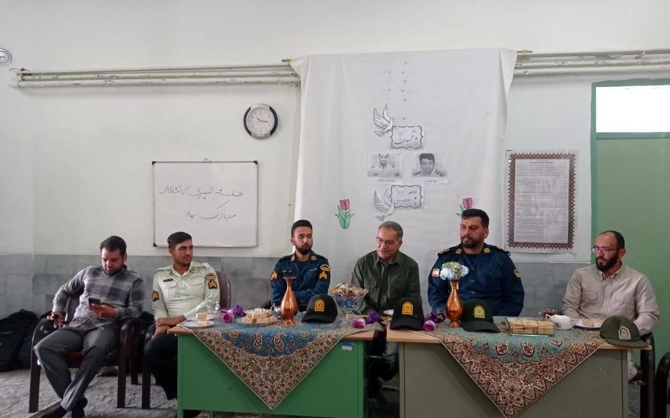 حضور گرم پاسبانان امنیت در کنار دانش‌آموزان مدرسه فاطمه پاپلی