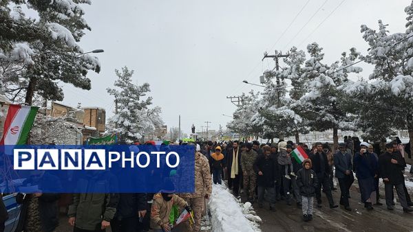 حضور پر شور فرهنگیان و دانش آموزان در کنار مردم ولایتمدار شهرستان صالح آباد در یوم الله ۲۲بهمن