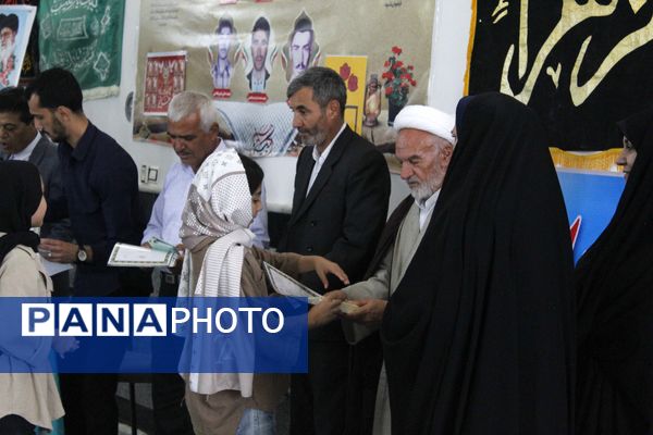 تقدیر از دانش‌آموزان فعال فرهنگی و قرآنی در شهر درق 