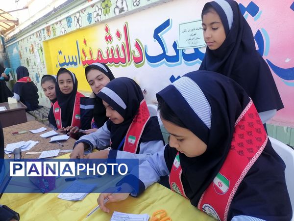 مراسم انتخابات شورای دانش آموزی در دبیرستان ناهید نخودی 