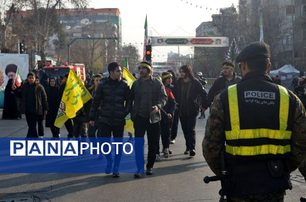 حال و هوای غرفه‌های سازمان دانش‌آموزی و خبرگزاری پانا در راهپیمایی ۲۲ بهمن