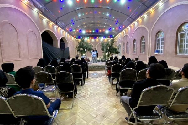 محفل شعر در سازمان دانش‌آموزی یزد 