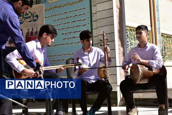 جشن روز دانش‌آموز در دبیرستان امام خمینی (ره) با حضور مسئولان، ورزشکاران و هنرمندان برگزار شد