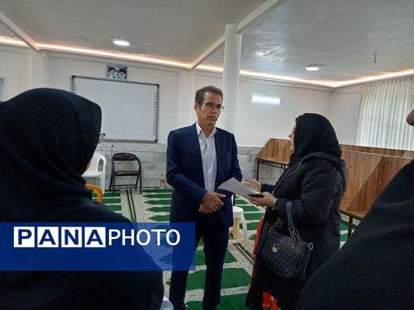 جلسه انجمن اولیا و مربیان تخصصی پایه های دهم دبیرستان نمونه آیت الله خامنه ای برگزار شد