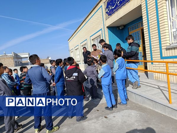 تجلیل از برگزیدگان مسابقات در مدرسه شهید غلامی خلیل آباد 