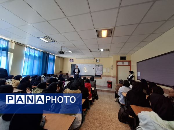 نشست دانش‌آموزی در راستای کیفیت‌بخشی به آموزش در دبیرستان دخترانه نبوت صفادشت