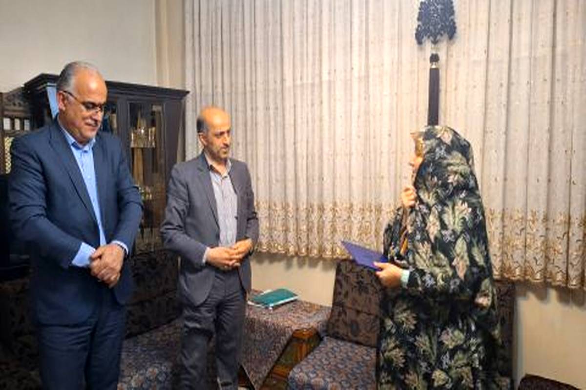 دیدار معاون آموزش متوسطه آموزش و پرورش با خانواده شهید معلم