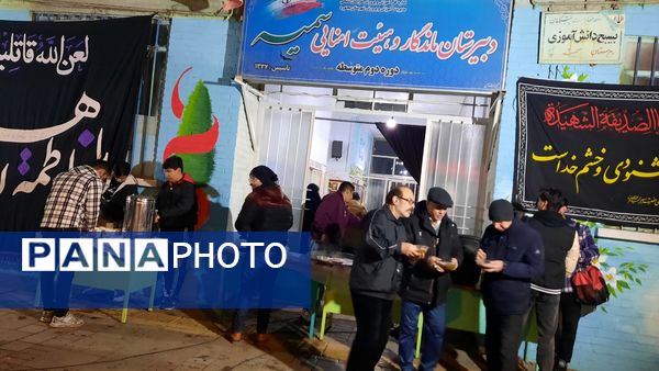 میزبانی دبیرستان سمیه از مردم به‌مناسبت ایام فاطمیه
