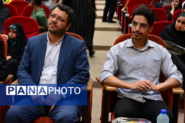 تجلیل از پسران ممتاز دبیرستان امام رضا در بهارستان‌دو