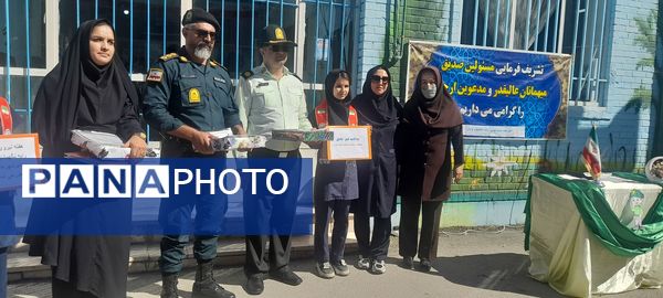 بازدید سبزپوشان نیروی انتظامی با دانش‌آموزان مدرسه ربابه هاشمیان یزدی