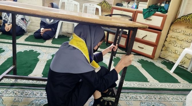 بیست و هفتمین مانور زلزله در دبیرستان دخترانه دانشور 2 