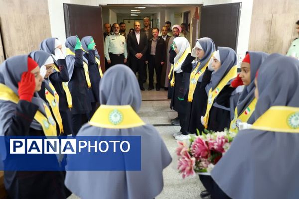 گل‌های قدردانی دانش‌آموزان پیشتاز برای حافظان امنیت