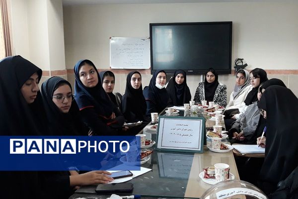 رقابت دانش‌آموزان منتخب در انتخابات منطقه‌ای شورای دانش‌آموزی بهارستان دو