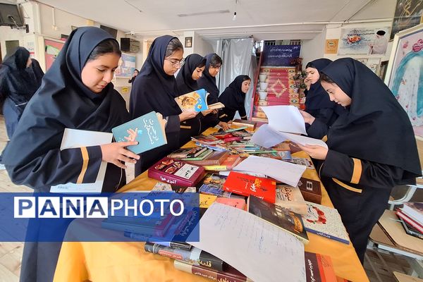 نمایشگاه کوچک کتاب در دبیرستان پویش