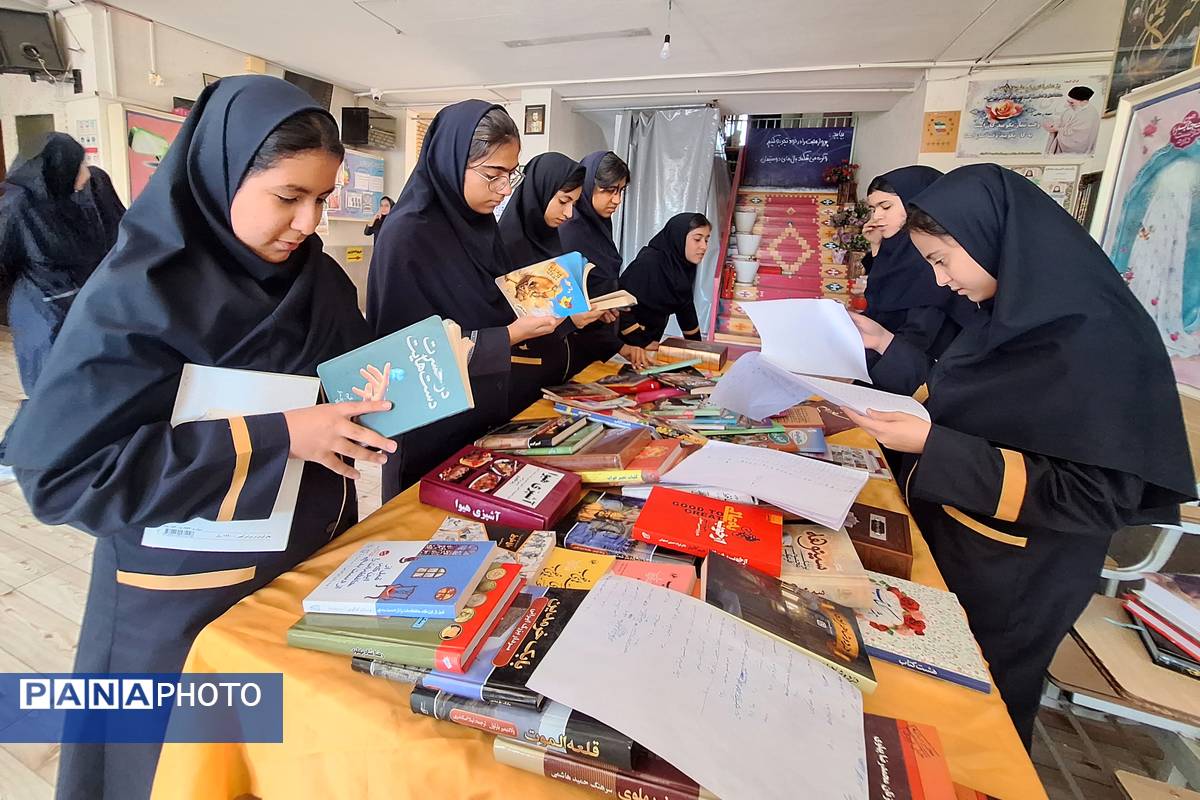 نمایشگاه کوچک کتاب در دبیرستان پویش