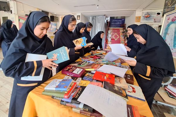 نمایشگاه کوچک کتاب در دبیرستان پویش