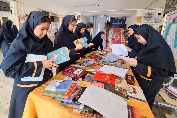 نمایشگاه کوچک کتاب در دبیرستان پویش