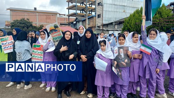 حضور پر شور نسل آینده در راهپیمایی روز دانش آموز 