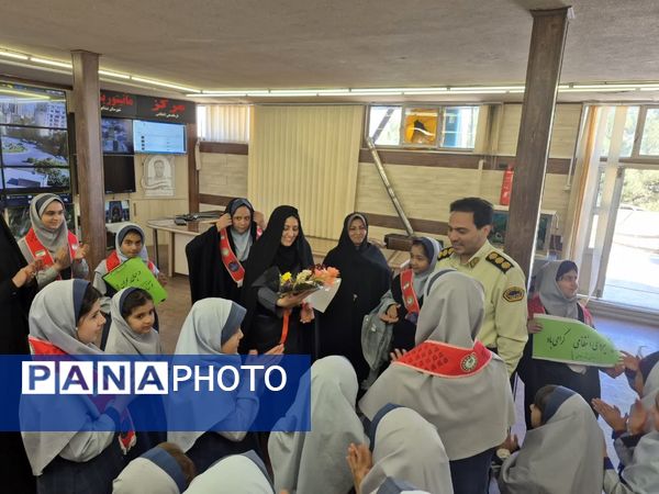 تبریک به پدران شاغل نیروی انتظامی توسط دانش‌آموزان مدرسه شاهد خیر سجادی