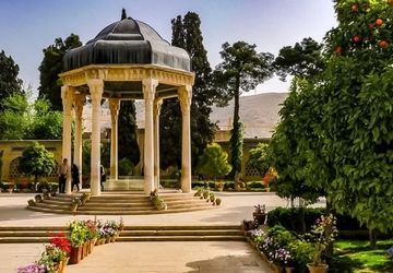 حافظ‌؛ یکی از درخشان‌ترین ستارگان آسمان ادب و فارسی