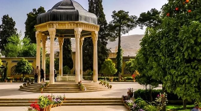 حافظ‌؛ یکی از درخشان‌ترین ستارگان آسمان ادب و فارسی