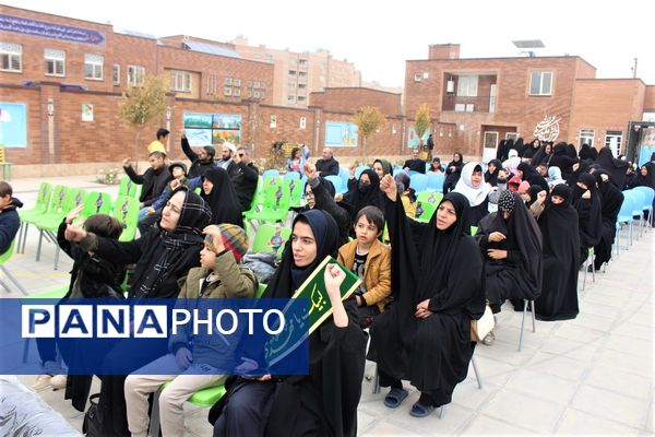 جلوه‌هایی از یادواره شهدا در دبستان استثنایی باغچه‌بان قم