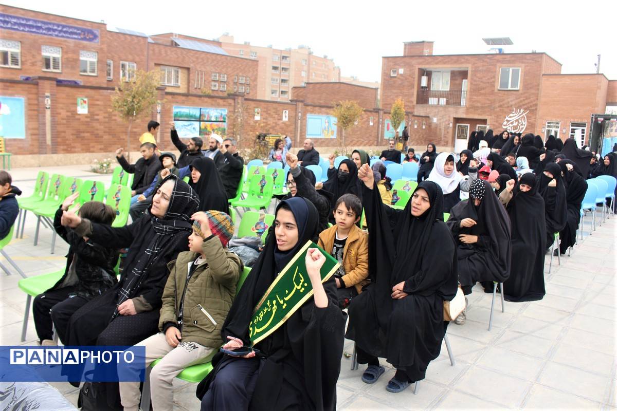 جلوه‌هایی از یادواره شهدا در دبستان استثنایی باغچه‌بان قم