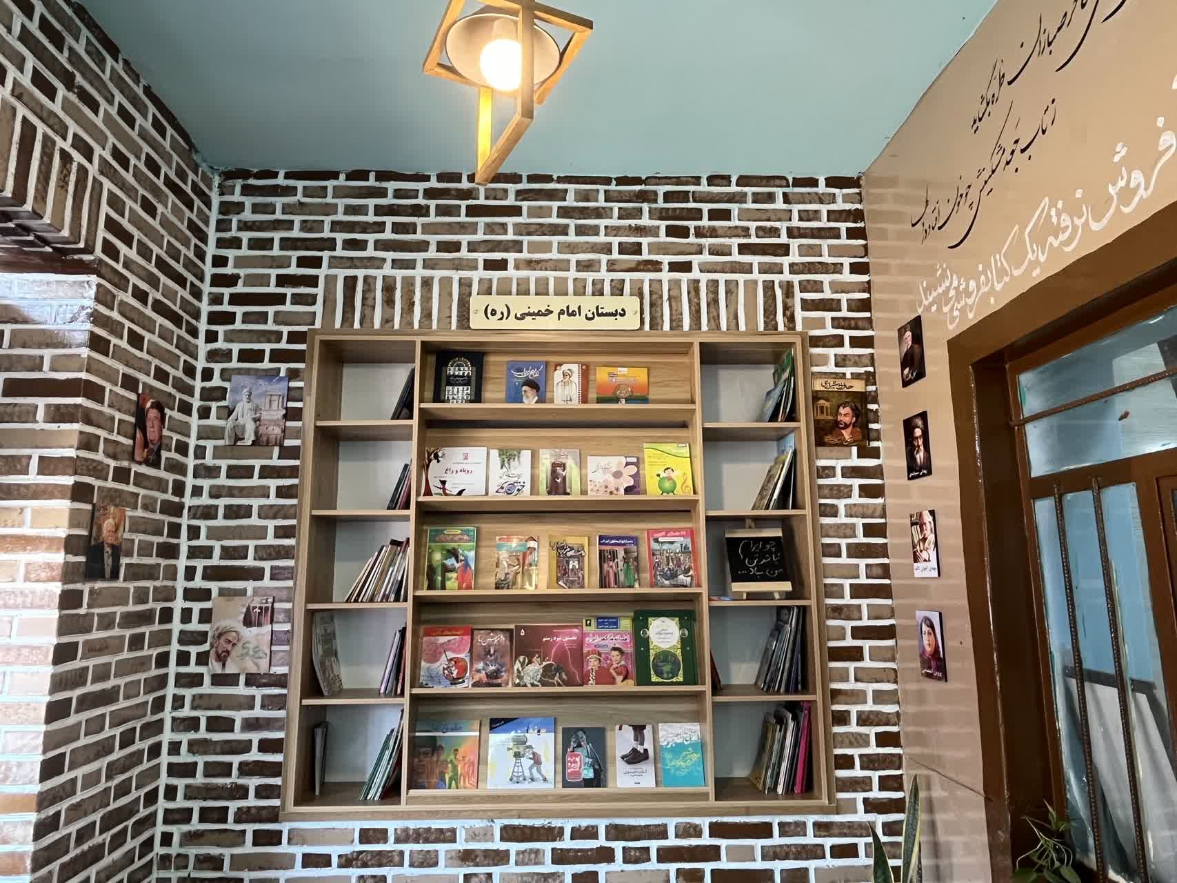 افتتاح کتابخانه راهرویی خلاقانه در دبستان امام خمینی(ره) گناوه