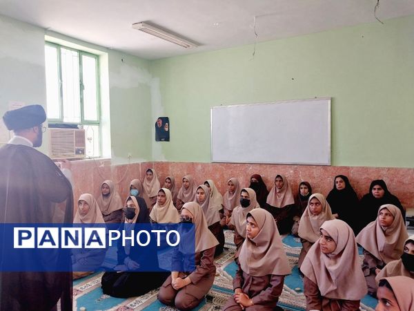 نماز جماعت در آموزشگاه شکوه زاویه فین