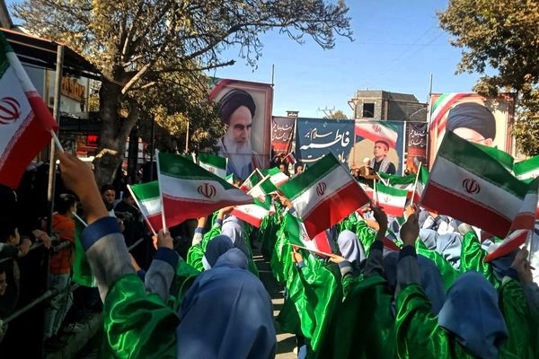 راهپیمایی پرشور ۱۳ آبان در اسدآباد؛ فریاد استکبارستیزی طنین‌انداز شد