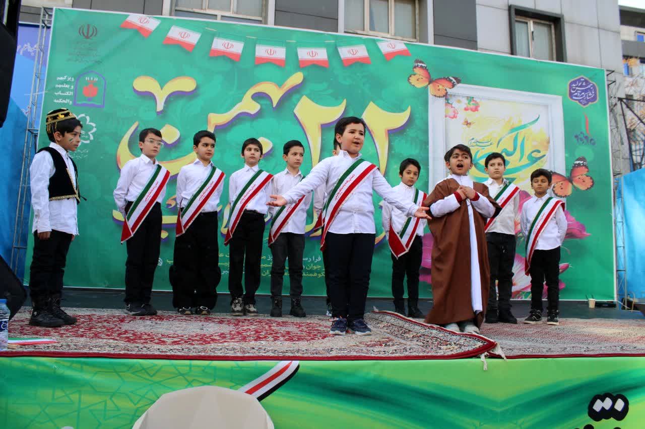 تجلی حضورفرهنگیان و دانش‌آموزان منطقه ۱۰ در جشن انقلاب