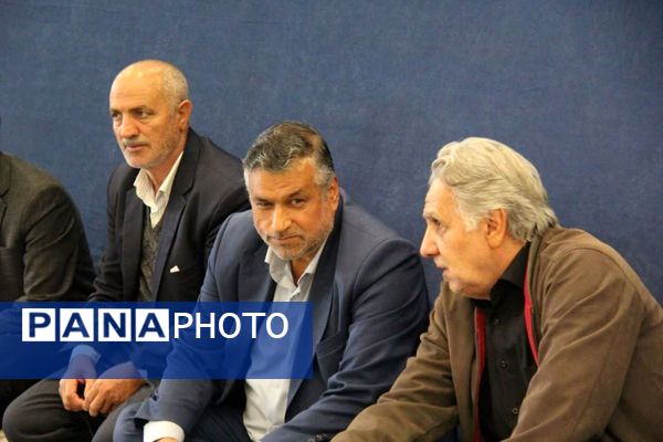 حضور پررنگ بسیجیان و اقشار مختلف مردم در نماز جمعه صفادشت