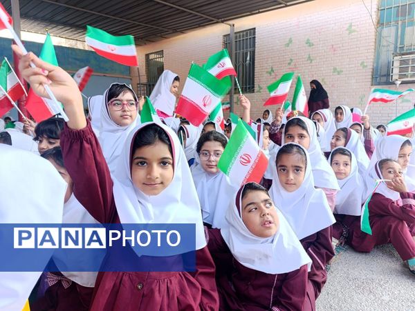 حماسه ۱۳ آبان در دبستان شهید تنیده 