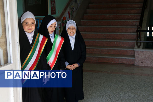 جلوه‌هایی از انس و ارادت دختران دانش‌آموز مدرسه انقلاب اسلامی۲ قم به شهیدان