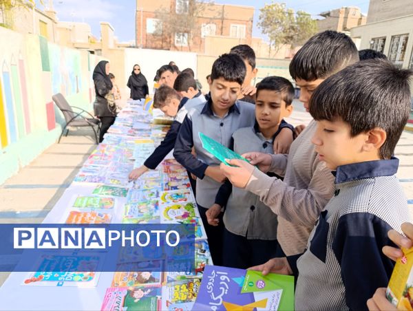 برگزاری نمایشگاه کتاب در دبستان معلم دو آشخانه 