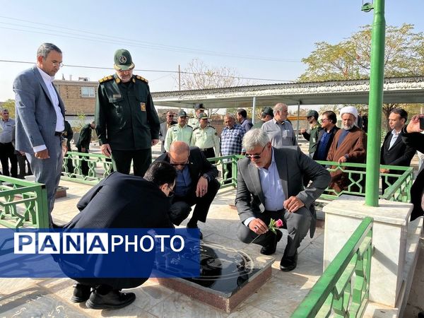  غبار روبی مسئولین از مزار شهدای روستای دهنو خلیل آباد 