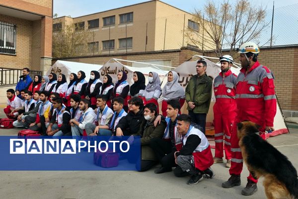 اجرای مانور زلزله با حضور مسئولان در مدرسه استاد مطهری رباط‌کریم