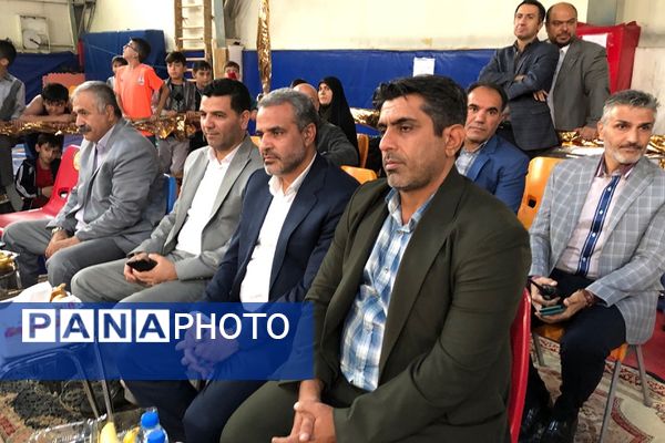 حضور معاون زمینی ارتش جمهوری اسلامی ایران در کنار پیشکسوتان و قهرمانان کشتی در سالن ورزشی الزهرا ناحیه 2 شهرری 