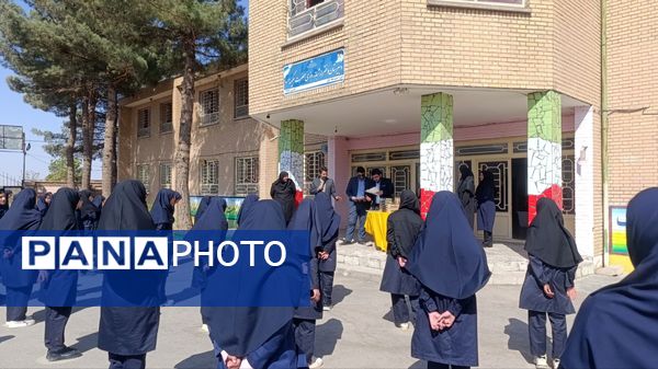 تقدیر از برگزیدگان مسابقات قرآن، عترت و نماز در دبیرستان حضرت سکینه
