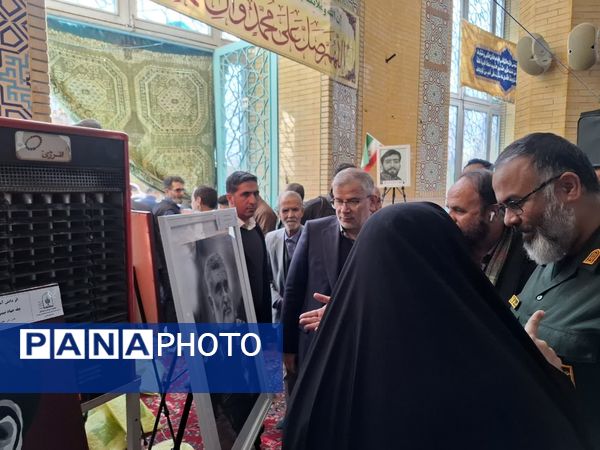  بازدید مسئولان استان البرز از نمایشگاه آثار هنری دانش‌آموزان «چله جهاد تبیین» در مصلی کرج 