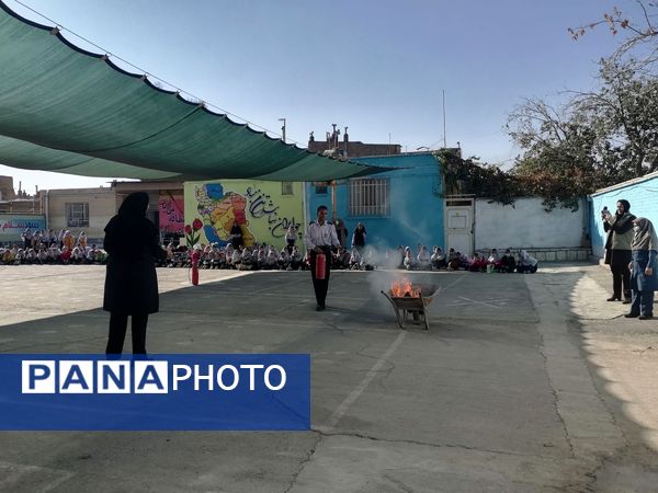آموزش اطفاء حریق در مدرسه ناهید نخودی
