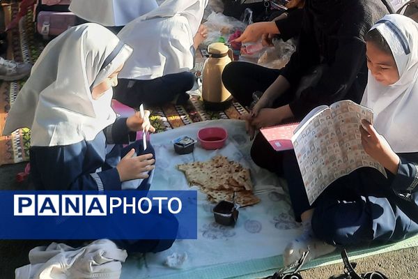 برگزاری مراسم صبحانه مادر دختری همزمان با آغاز هفته‌ پیوند اولیا و مربیان در دبستان مهندس وحید کیهانی ناحیه یک شهرری