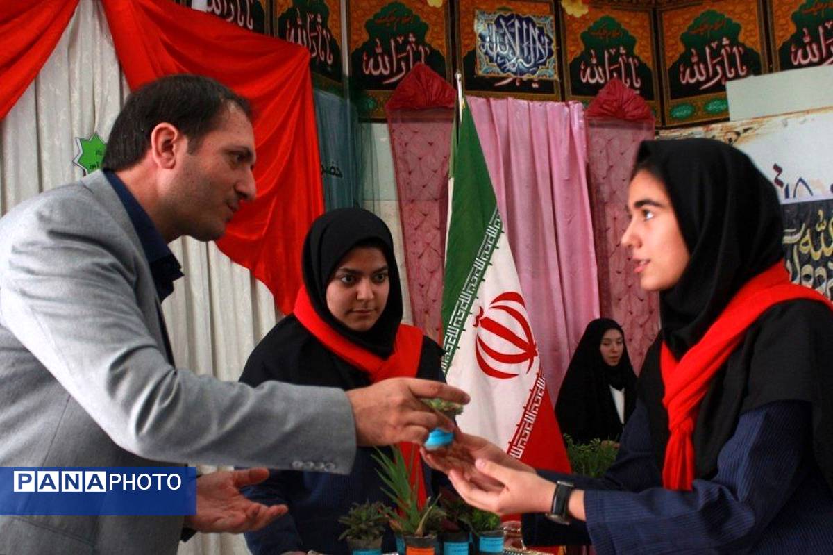 مراسم روز دانش‌آموز و هفته بسیج دانش‌آموزی در مدرسه بنت‌الهدی بهارستان۲